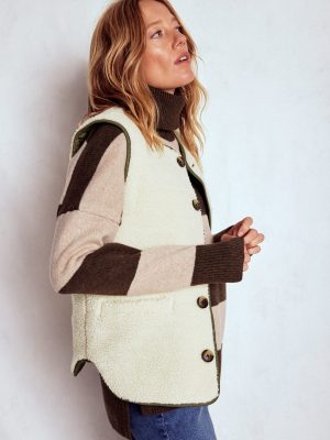 Clerkenwell Reversible Gilet-Woodland Green. Natural Borg
